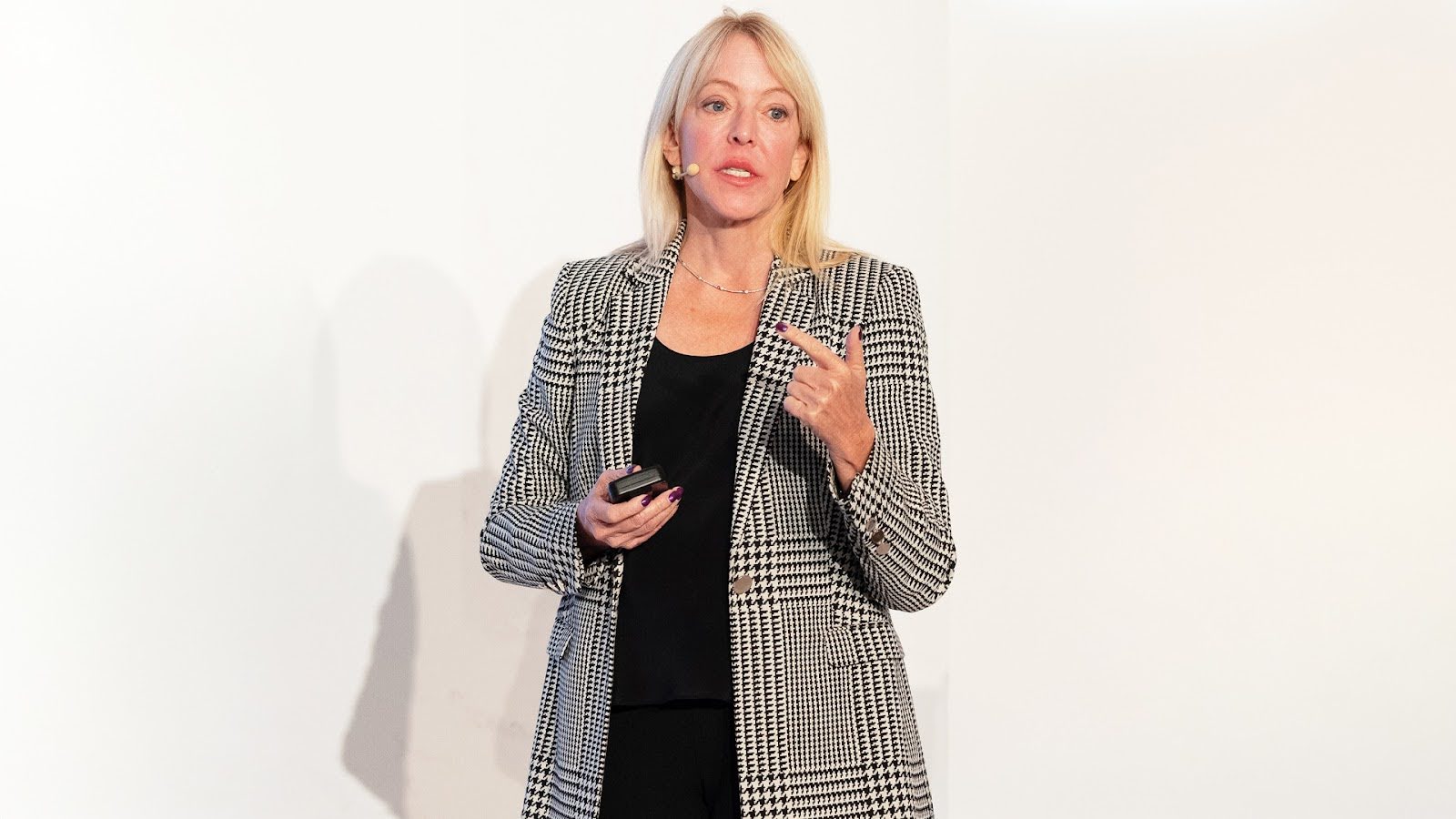 Elizabeth-Hoff-CEO-of-SOMAVAC-presenting-on-stage-LSI-Europe-2024